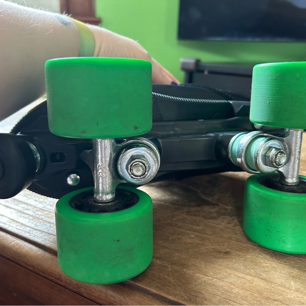 Stylish Black and Green Roller Skates - Picture 7 of 10